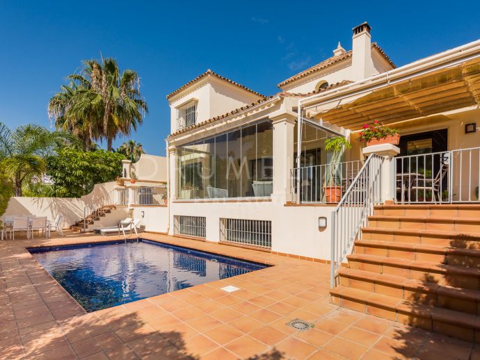 Preciosa villa de lujo de estilo mediterráneo en el corazón del Valle del Golf de Nueva Andalucía, Marbella
