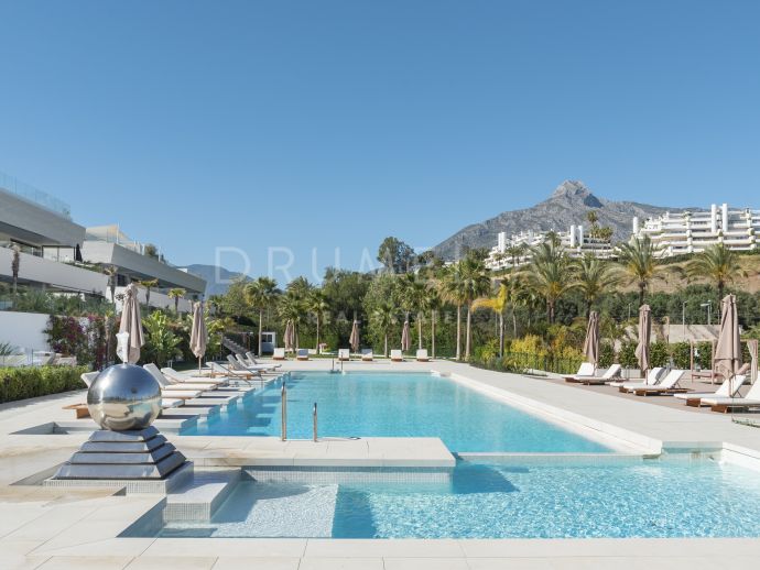 Spectaculaire duplex penthouse moderne aux caractéristiques luxueuses sur le Golden Mile de Marbella.