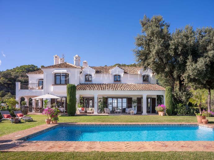 Klassische, elegante Luxusvilla im andalusischen Stil mit Meerblick in El Madroñal, Benahavís