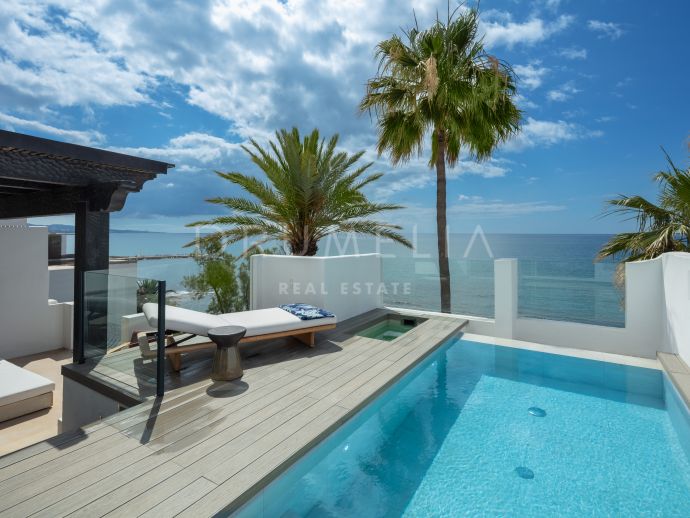 Front-line beach renovated luxury penthouse duplex in Puente Romano on Marbella's Golden Mile.