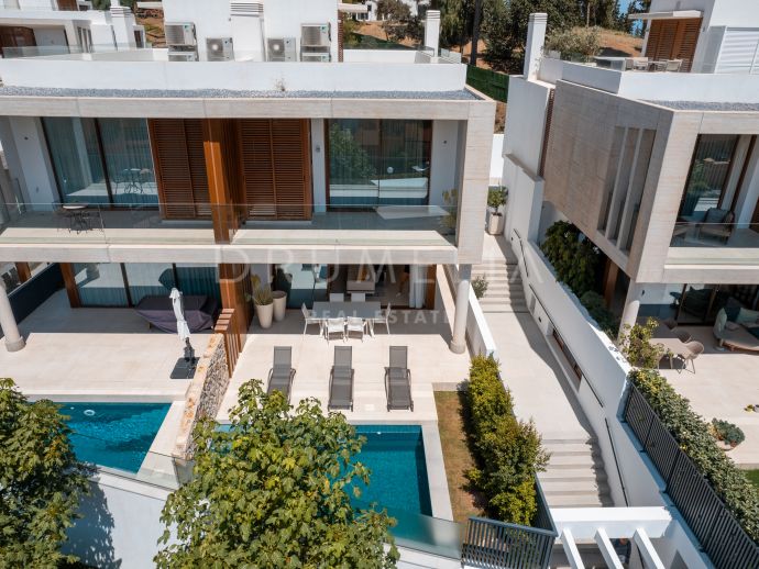 Helt ny lyxig parhusvilla med fin utsikt i hjärtat av Golden Mile i Marbella