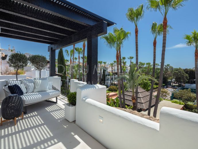 Spectaculair gerenoveerd duplex penthouse in Marina de Puente Romano, Marbella's Golden Mile