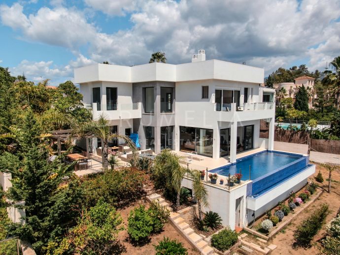 Impresionante villa de estilo contemporáneo con vistas panorámicas en la hermosa Elviria, Marbella Este