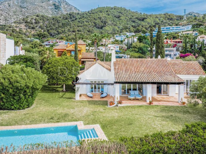 Belle villa de style méditerranéen dans le haut de gamme Cascada de Camojan, Marbella Golden Mile.