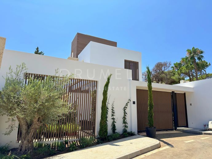 Nouvelle maison moderne avec vue sur la mer et équipements de luxe, sur le Golden Mile de Marbella
