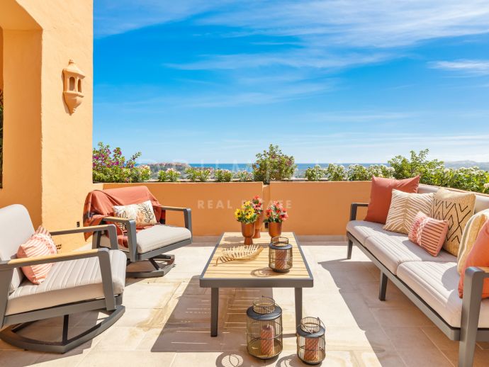 Superb renovated modern duplex penthouse with sea views in Los Belvederes, Nueva Andalucia, Marbella