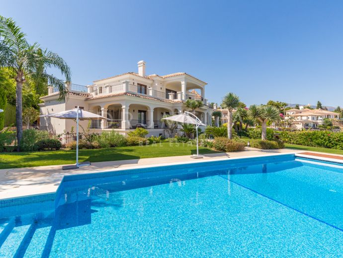 Uitstekend gerenoveerde luxe villa met spectaculair panoramisch uitzicht in El Paraiso Alto, Benahavis