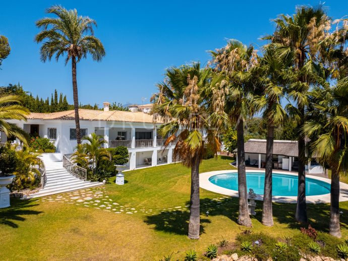 Elégante villa méditerranéenne de luxe dans le club exclusif Las Lomas del Marbella, Marbella Golden Mile.