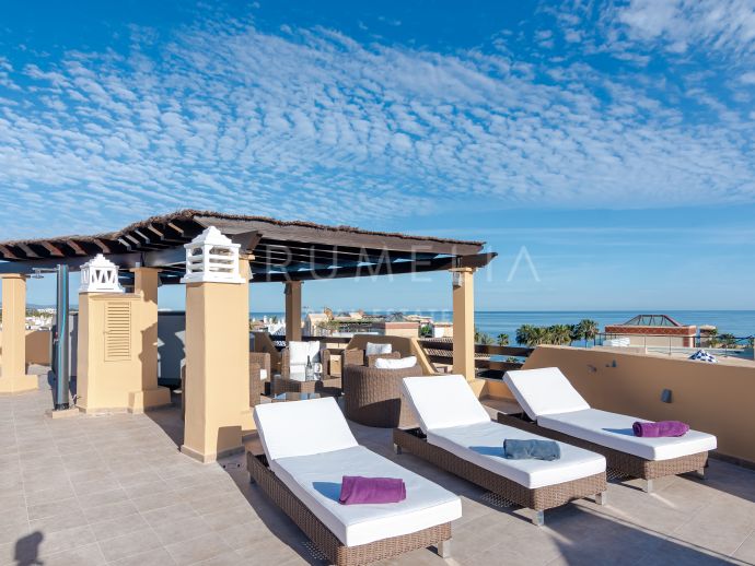 Современный элитный пентхаус у пляжа с видом на море и интерьером стиля Хэмптон, Косталита, Эстепона