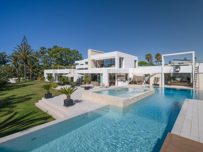 Adembenemende moderne luxe villa met prachtige voorzieningen in El Paraiso, Estepona