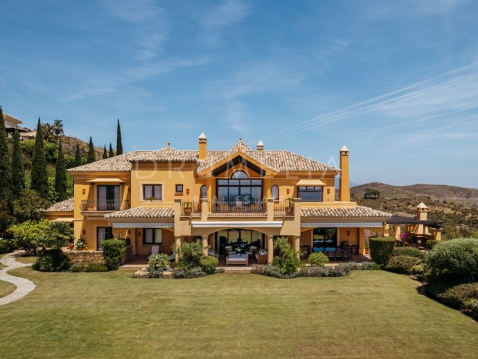 Magnífica gran villa clásica en primera línea de golf en venta en Marbella Club Golf Resort, Benahavís