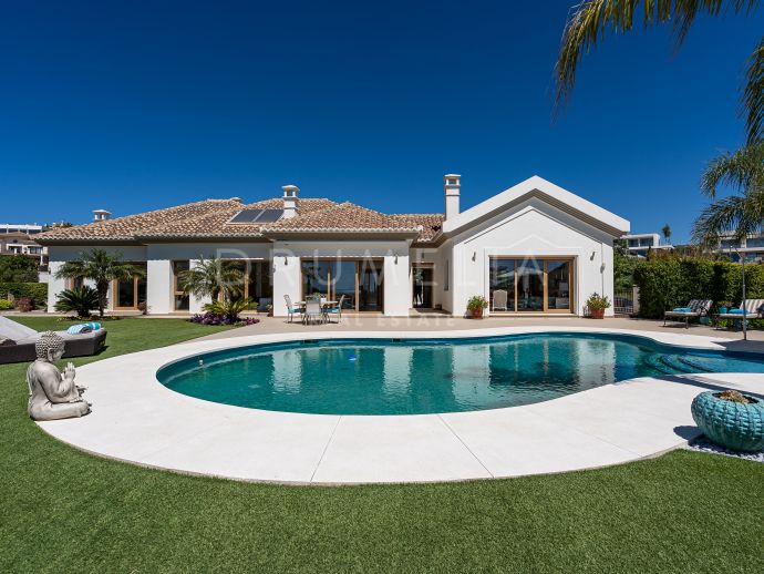 Encantadora villa de estilo andaluz con interiores clásicos modernos y vistas al mar, Los Flamingos,Benahavis