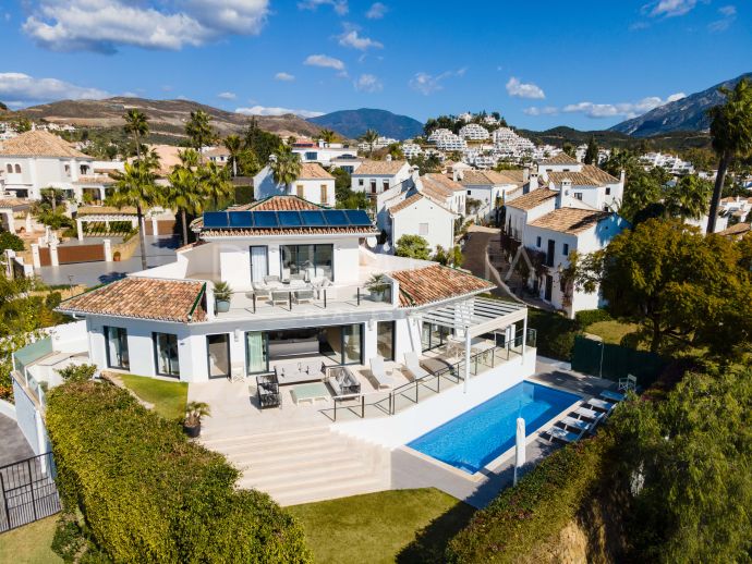 Élégante villa méditerranéenne moderne rénovée dans la magnifique Nueva Andalucia, Marbella