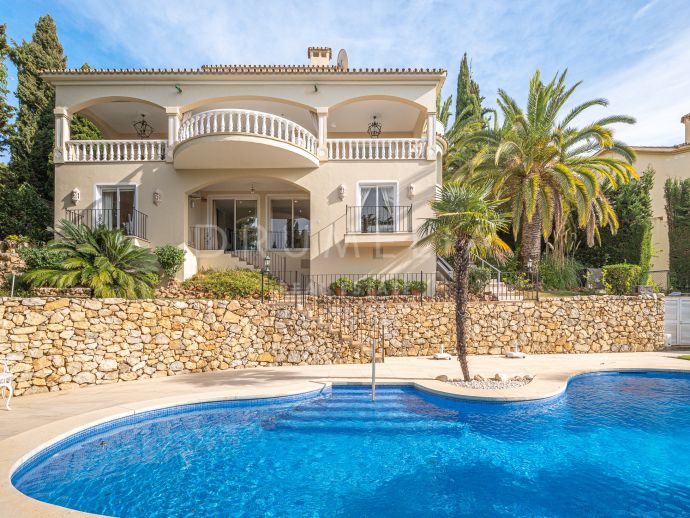 Opmerkelijke klassieke mediterrane luxe villa in Marbella Hill Club, Golden Mile van Marbella