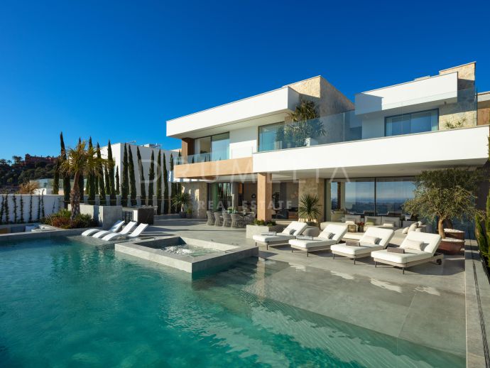 Wunderschöne luxuriöse und moderne Villa mit atemberaubendem Meerblick in El Herrojo, Benahavís