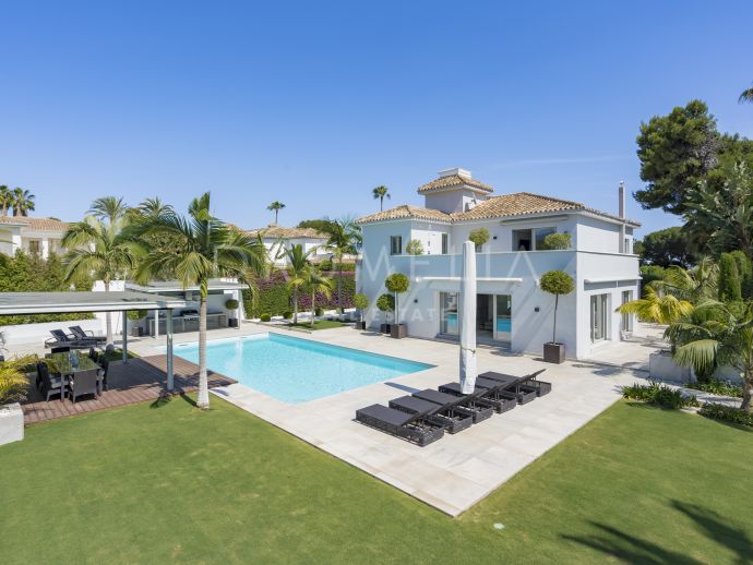 Stijlvol gerenoveerde luxe moderne villa aan het strand met gastenverblijf in El Paraiso Barronal, Estepona