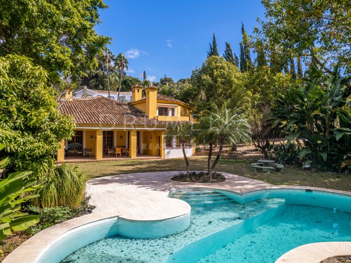 Beautiful Andalusian-style luxury villa in El Paraiso, New Golden Mile, Estepona