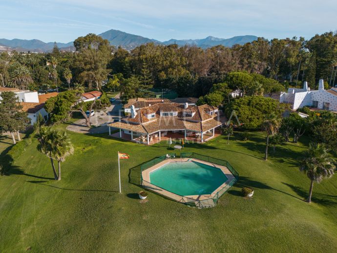Schitterende luxe villa aan het strand met open uitzicht op zee in het elitaire Guadalmina Baja, San Pedro
