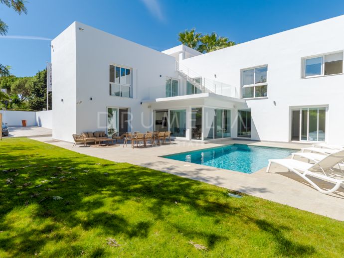 Villa de luxe moderne magnifiquement rénovée au cœur de Nueva Andalucia, Marbella