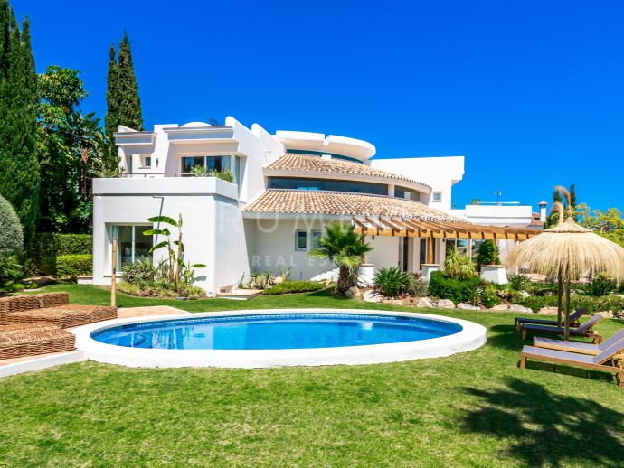 Beautiful luxury villa with stunning sea views for sale in Los Flamingos Golf, Benahavis
