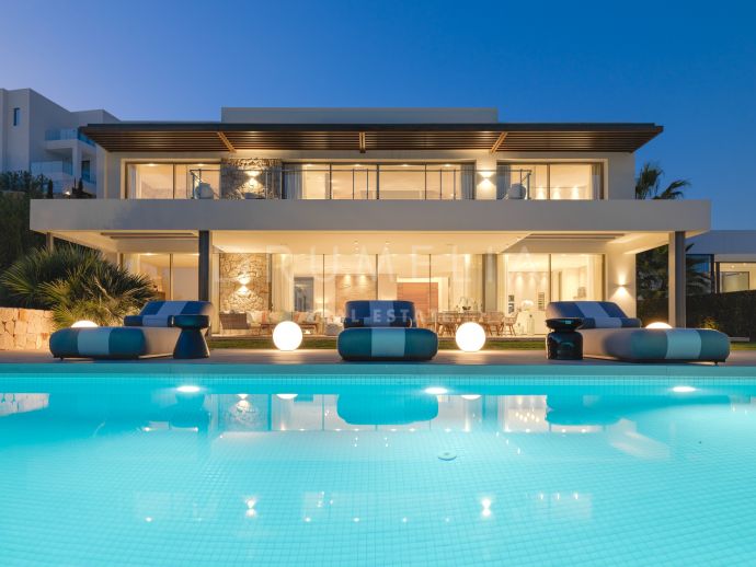 Imponerende luksusvilla i første linje med panoramautsikt over havet og fjellene i La Alqueria, Benahavis,