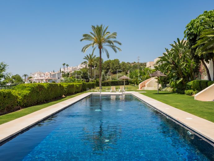 Beautiful luxury duplex penthouse with panoramic sea views in Nueva Andalucia, Marbella