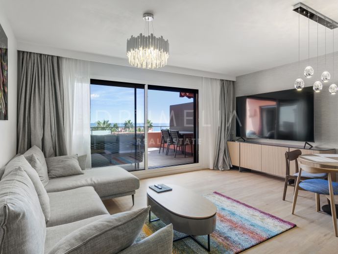 Modern luxe penthouse aan het strand met panoramisch uitzicht in Las Salinas, New Golden Mile van Estepona