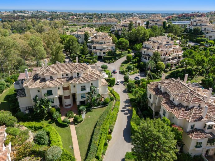 Piękny dwupoziomowy penthouse w prestiżowej urbanizacji golfowej Capanes del Golf, Benahavis