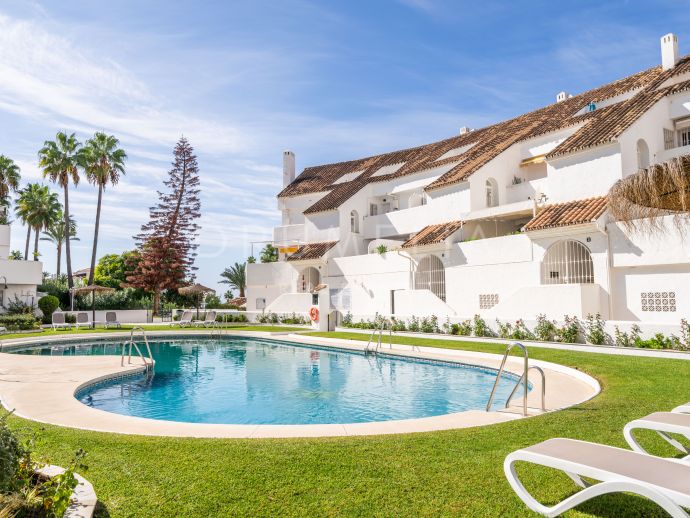 Atractivo ático dúplex con mucho potencial y vistas a la montaña y al mar en Nueva Andalucía