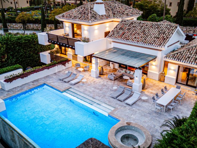 Luxuriöse Villa mit atemberaubender Aussicht und Annehmlichkeiten in Los Flamingos, Benahavis