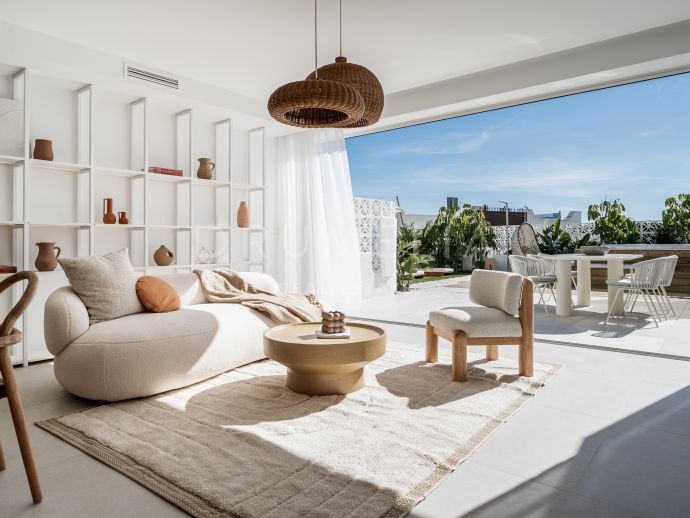 Impresionante casa adosada en primera línea de playa en venta en Marbella Este