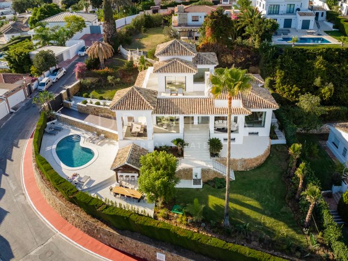Elegante villa con vistas panorámicas al mar en venta en Elviria, Marbella