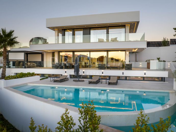 Moderne Villa in bester Lage mit Panoramablick in Nueva Andalucía, Marbella