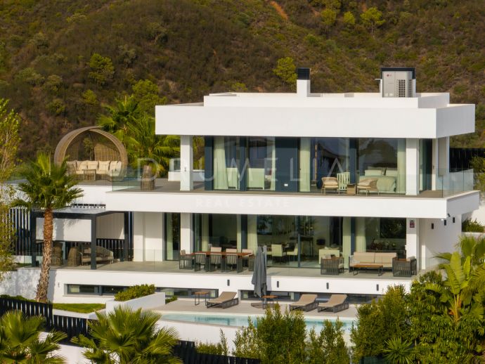Moderne villa med førsteklasses beliggenhet og panoramautsikt i Nueva Andalucía, Marbella