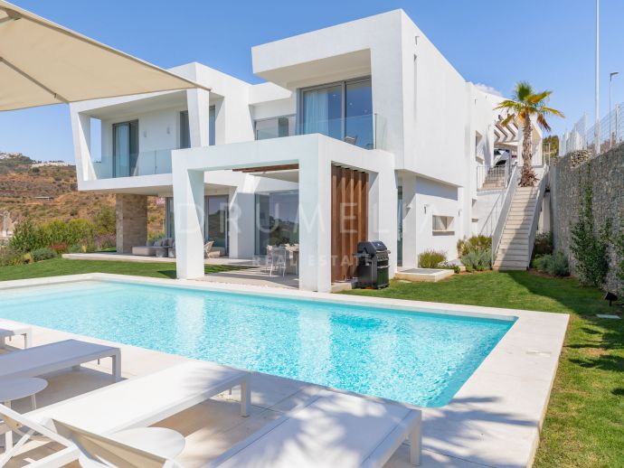 Lyxig modern villa med havsutsikt och nära till golfbanan i Santa Clara, Marbella East