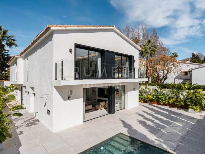 Luxuriöse renovierte und möblierte moderne Villa mit Pool in Nueva Andalucia, Marbella