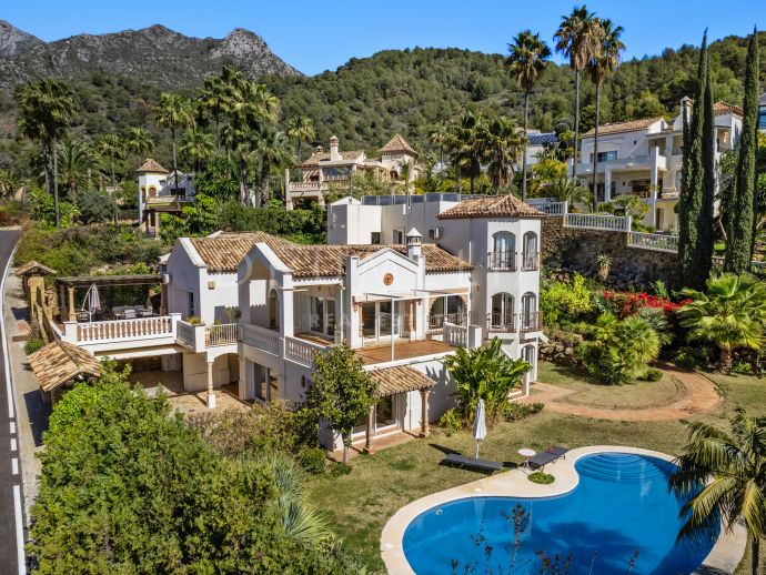 Mediterrane villa met prachtig panoramisch uitzicht op zee in Cascada de Camojan- Marbella