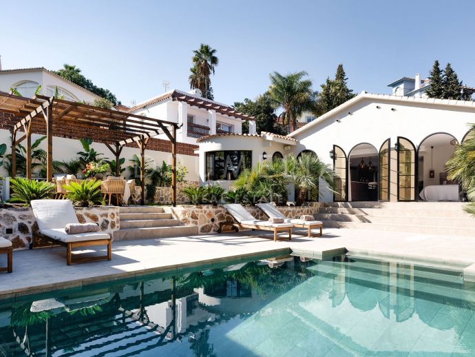 Moderne gelijkvloerse villa met zwembad en gastenverblijf in Nueva Andalucia, Marbella