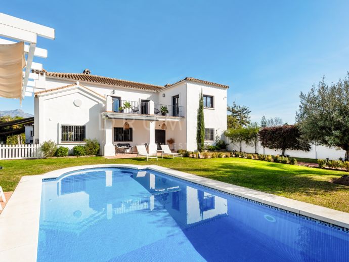 Geräumige andalusische Villa in exklusiver Wohnanlage mit zwei Gärten, in der Nähe des Golfclubs Guadalmina Alta