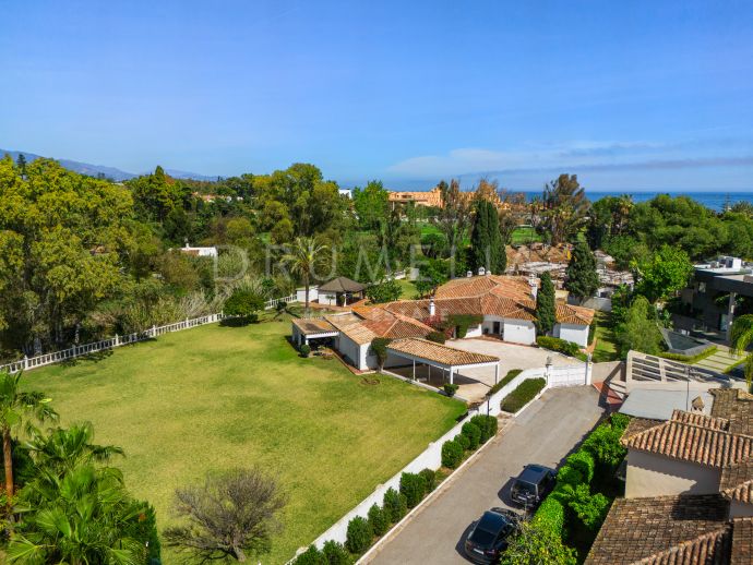 Villa de luxe classique de style andalou proche de la plage à vendre dans la belle Casasola, Estepona