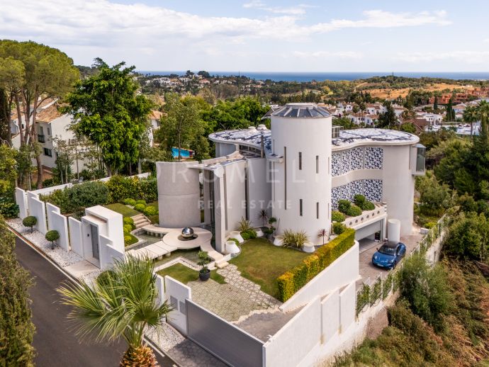 Unieke villa met een uniek architectonisch ontwerp en uitzicht op zee in El Paraiso