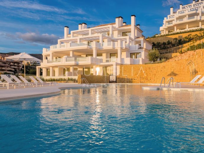 Уникальный пентхаус с 2 спальнями и великолепным видом на море в закрытом комплексе в Нуэва Андалусии