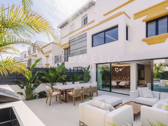 Prachtig herenhuis in een exclusieve urbanisatie met moderne Parijse stijl, in Marbella's Golden Mile