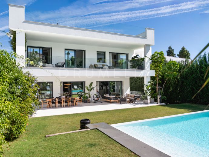 Luxurious 5-Bed Villa with Rooftop Terrace for sale in Puerto Banús, Marbella