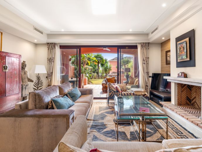 Bonita casa adosada de 4 dormitorios con parking privado y trastero en venta en Monte Marbella