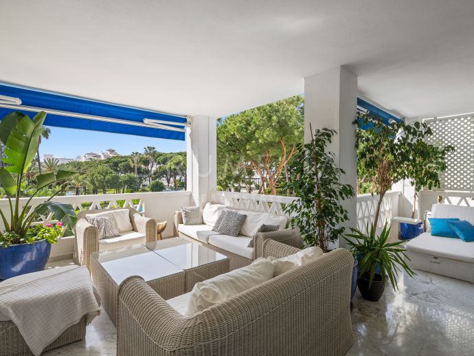 Wunderschöne Wohnung zum Verkauf in der prestigeträchtigen Urbanisation Playas del Duque, Puerto Banus Marbella