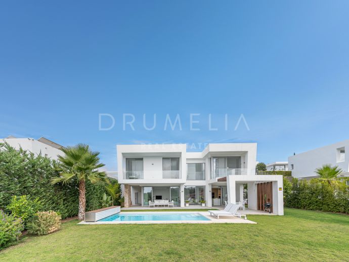 Lyxig modern villa i ett inhägnat område med pool och utsikt över golfbanan i Santa Clara, Marbella