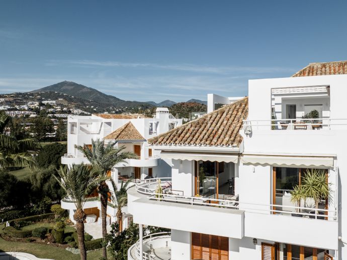 Luksusowy nowoczesny penthouse z widokiem na morze i pole golfowe w Alcores del Golf, Nueva Andalucia