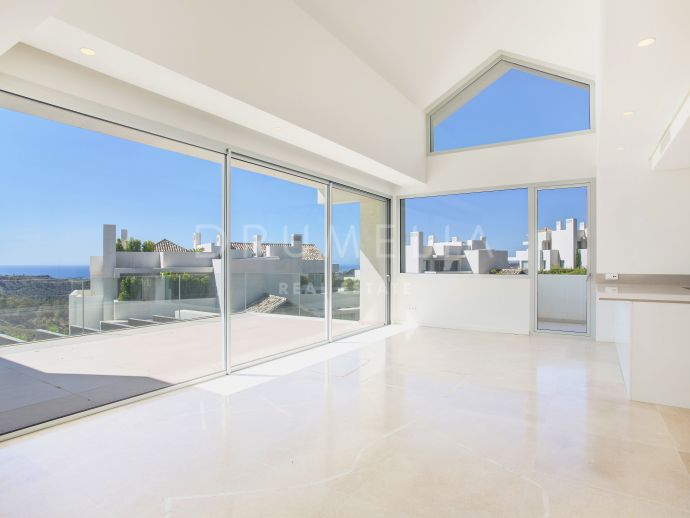 Splitter nytt penthouse med 3 soverom og panoramautsikt over sjøen i Marbella Club Hills, Benahavis.