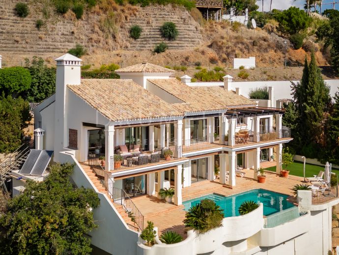 Preciosa villa de estilo andaluz con piscina infinita y vistas al mar y a la montaña en Monte Mayor